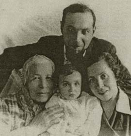 Gedalie Pechersky with his family. The Forties. Photo