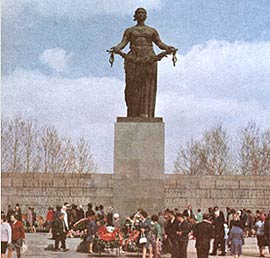 "Mother Homeland" monument on Piskarevskoye memorial cemetery. Photo 